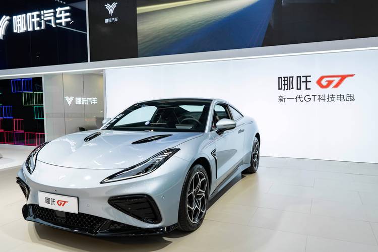 重庆271哪吒汽车在智能汽车领域的表现，领途汽车在新能源汽车市场中的影响力